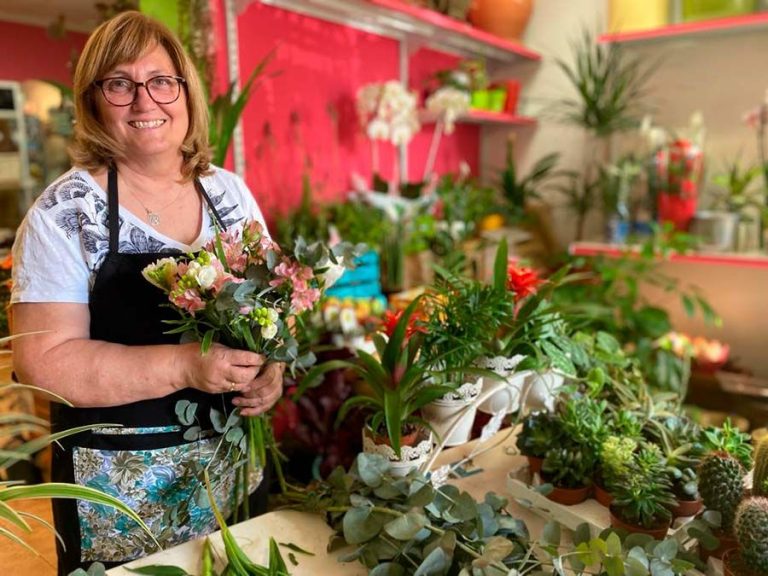 floristeria jeren los belones mujer con flores en la mano 768x576