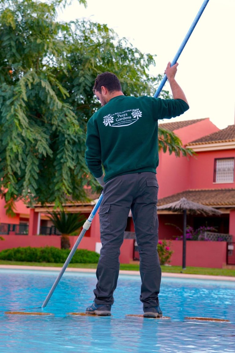 jardineros perez gardens mantenimiento de piscinas los belones 768x1153