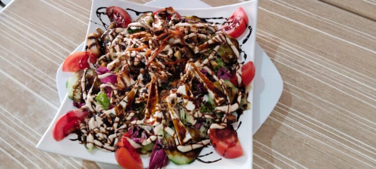 cafe bar el tato ensalada de pollo 768x346