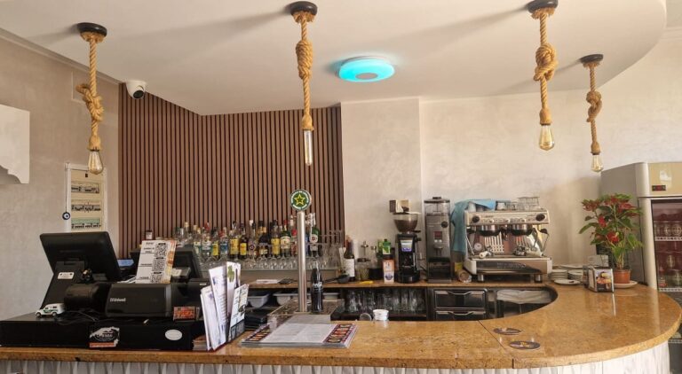 paras indian restaurant los belones interior 1 768x422
