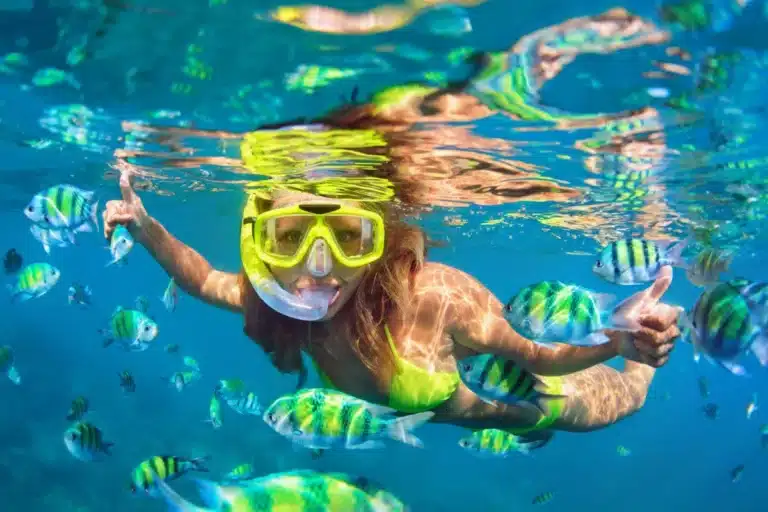 Chica haciendo snorkel